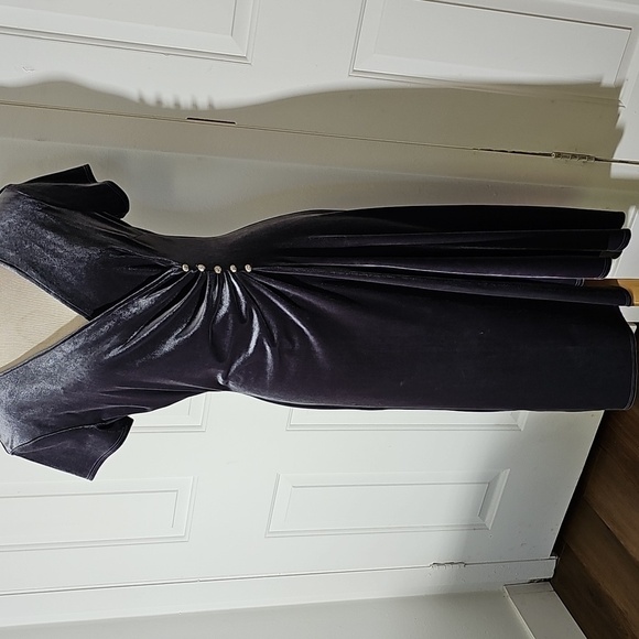 Signature By Robbie Bee Elegant Gray Faux Dress. Short Sleeves. - Picture 1 of 8